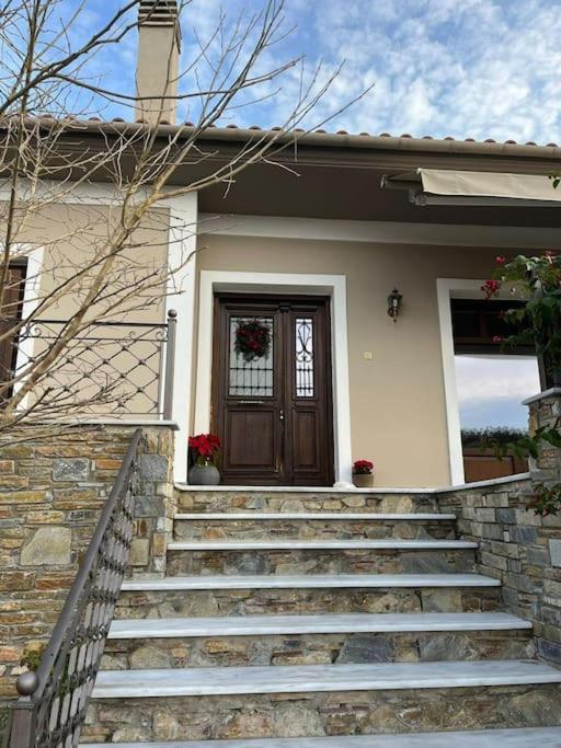 The Villea - 5 Bed House In *